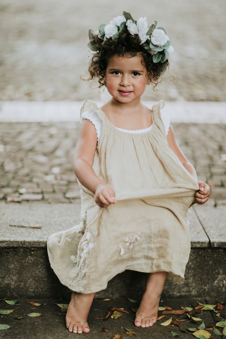 Jardinero trabajando con desbrozadora de batería en jardín