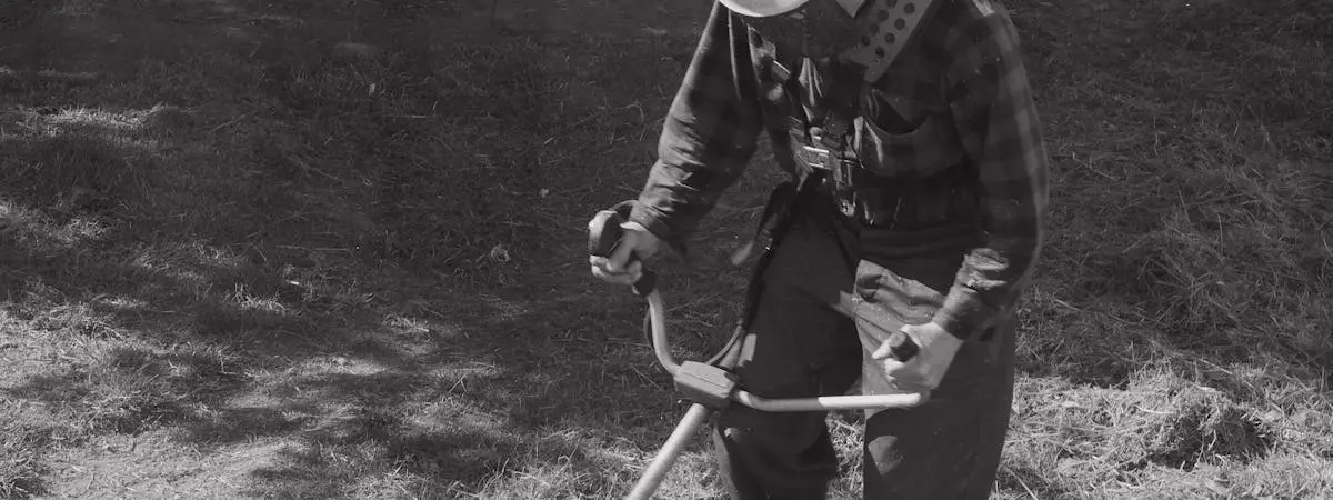 Desbrozadora de gasolina cortando hierba alta y zarzas en un terreno rural de 1.500 m²