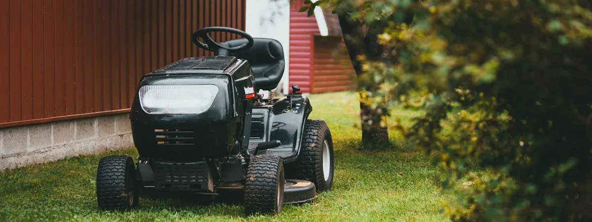 Robot cortacésped sin cable perimetral cortando césped de forma autónoma