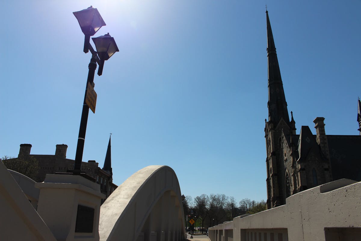 Jardín con césped artificial verde instalado con base de grava